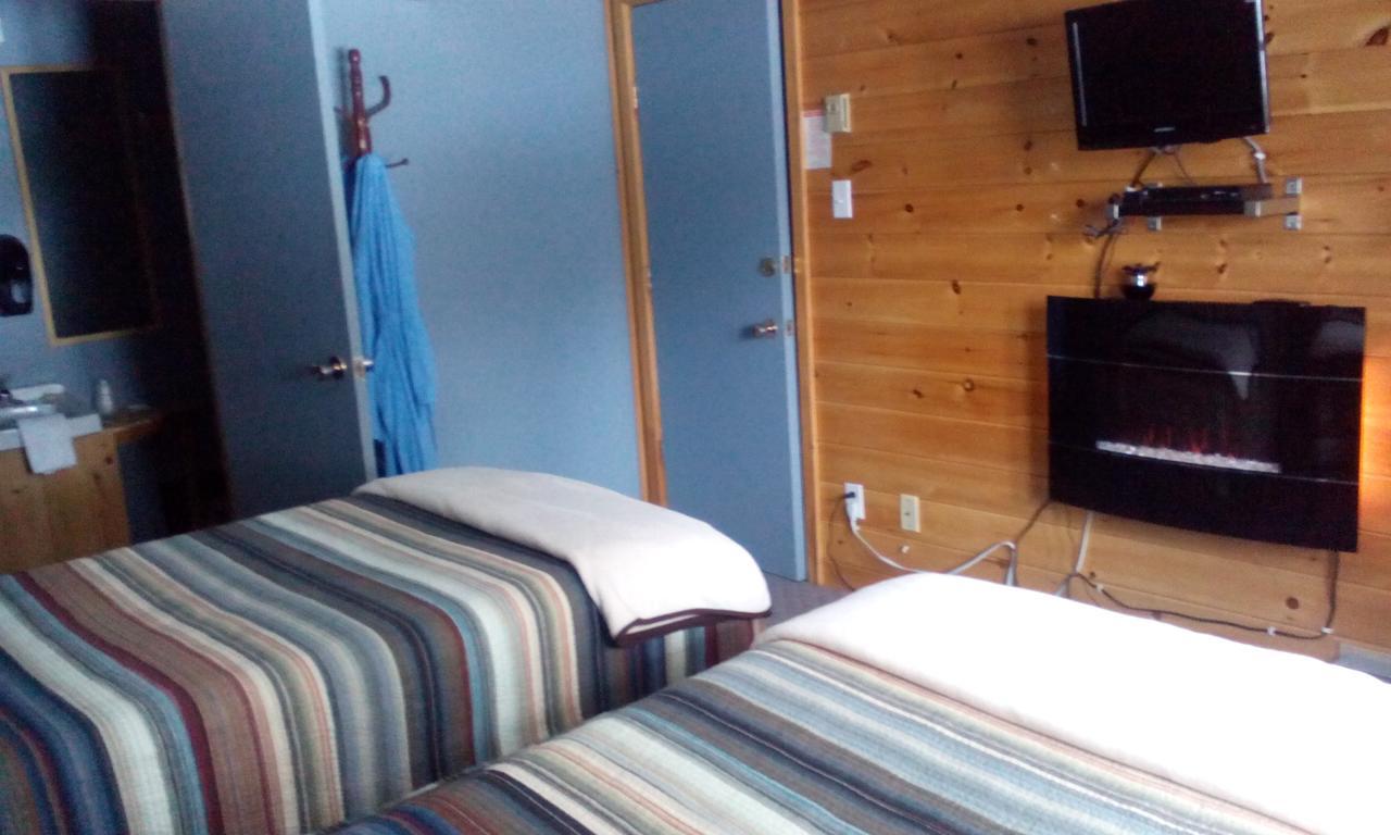 Spectacle Lake Lodge Bancroft Eksteriør billede